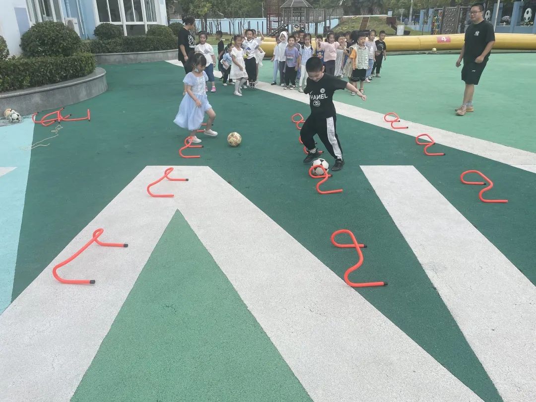 ps足球游戲哪個(gè)好玩_足球的游戲_游戲足球怎么玩